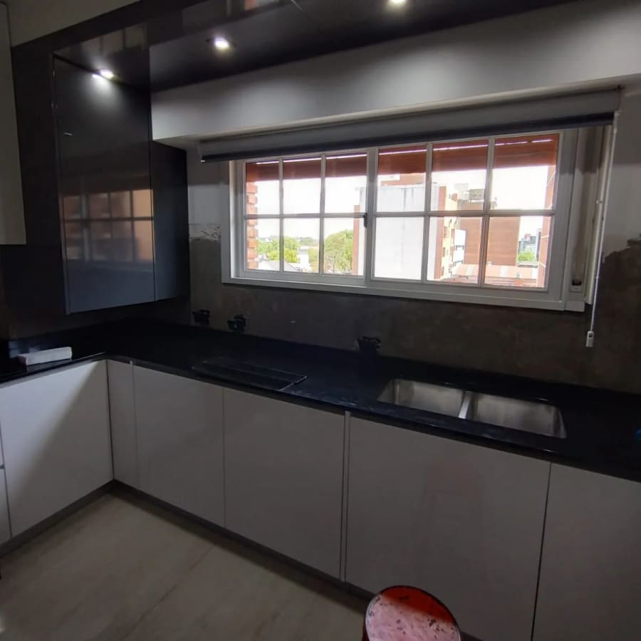 Cocina con revestimiento de vidrio negro