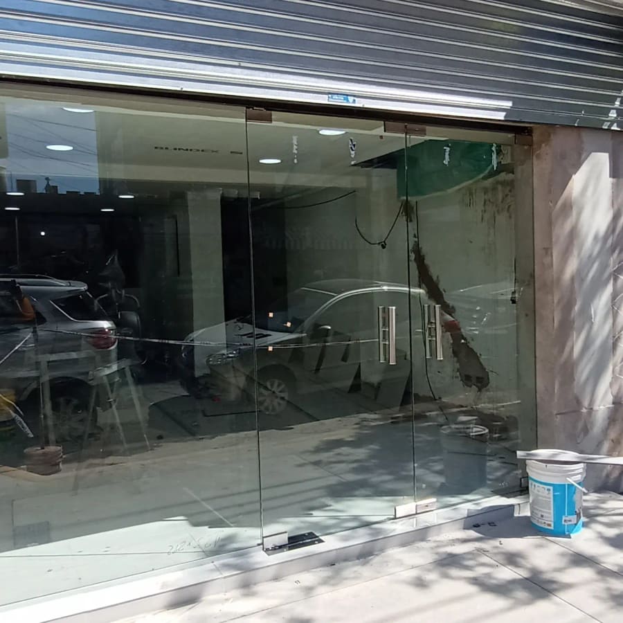 Frente de local en vidrio templado