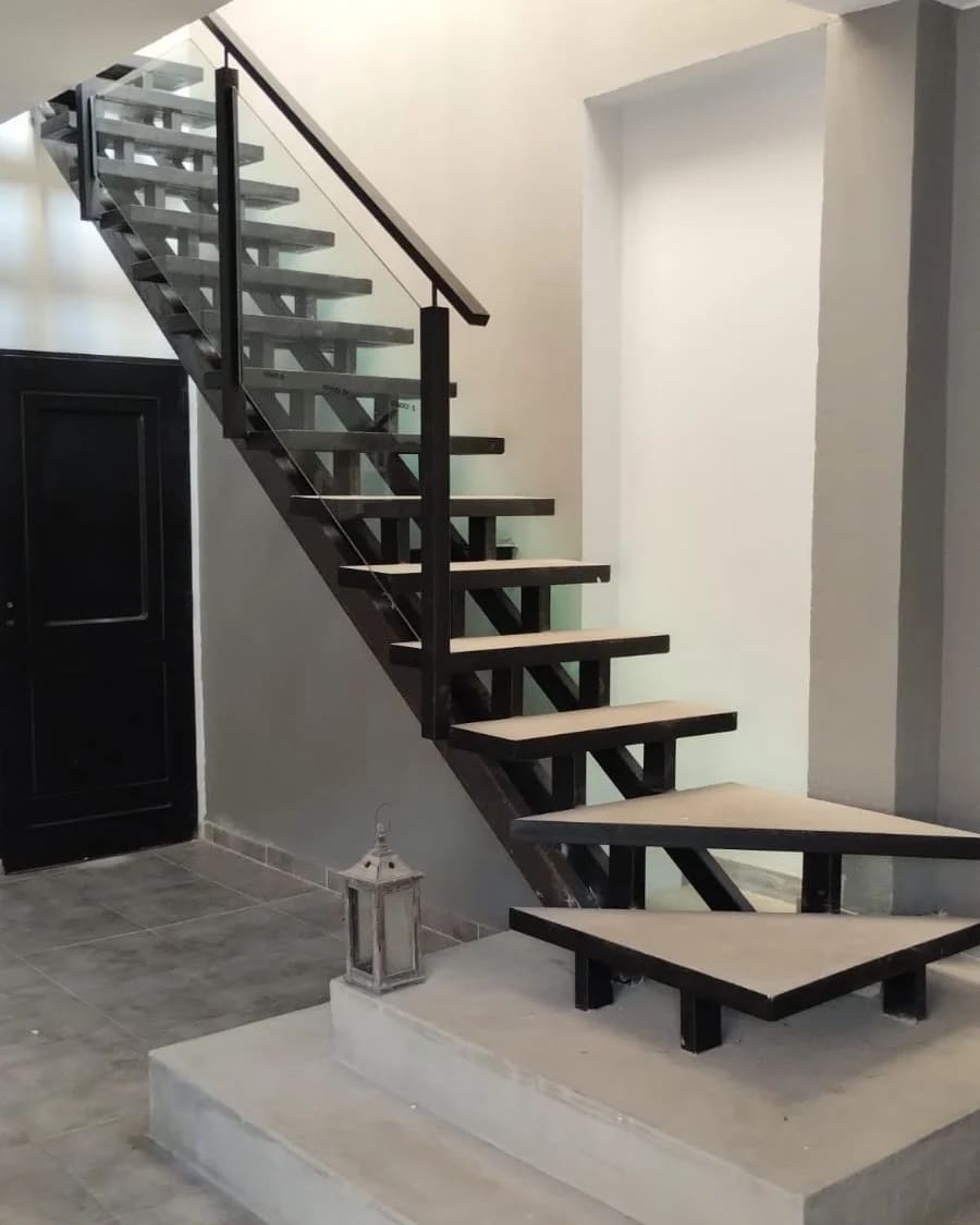 Escalera con baranda de vidrio