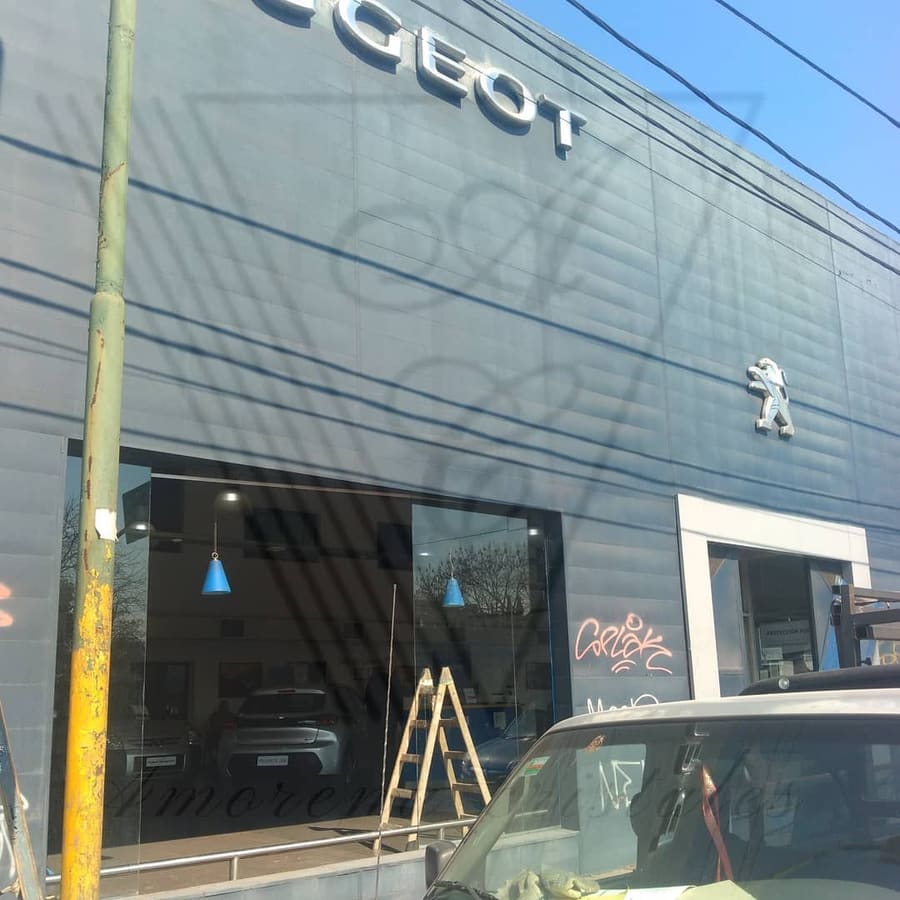Frente de la concesionaria Peugeot de Castelar