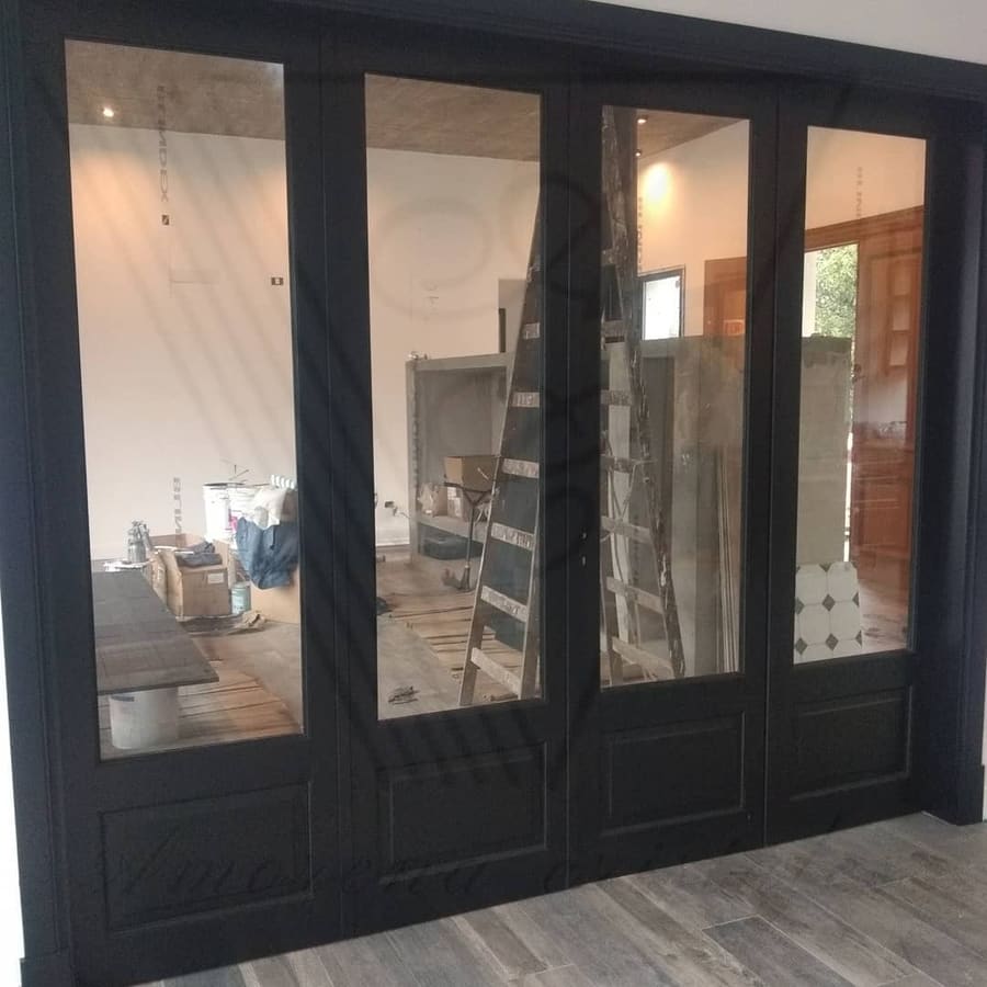 Puertas de vidrio con marco negro