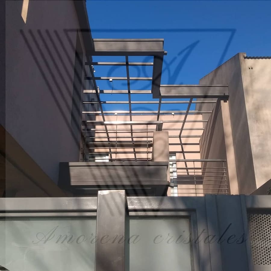 Techo de terraza con estructura y vidrio laminado